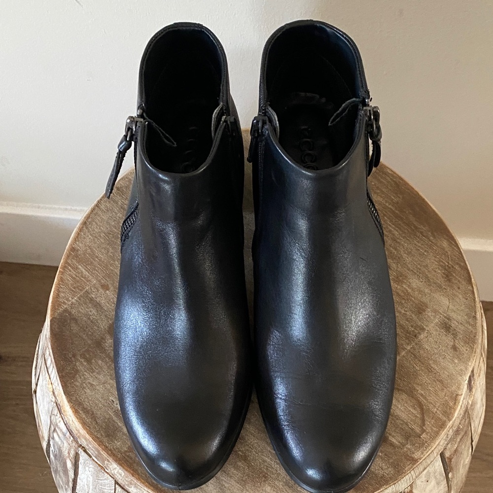 Ecco Black Leather Ankle Boots Booties with Double Side Zip Detail Size 39 - Picture 7 of 10